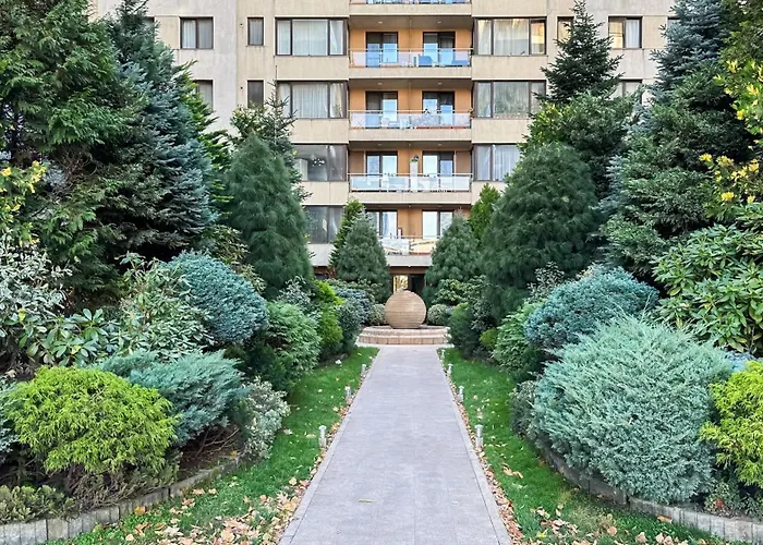 Garden - Herastrau Park 3min Walk شقة *